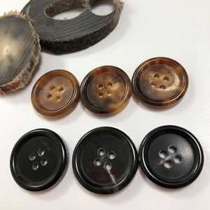 Boutons durables en corne de buffle ronde, écologiques, polis, 18 mm, 4 trous, vente directe d'usine, personnalisés, pour vêtements de femmes et d'hommes - Product Image 1