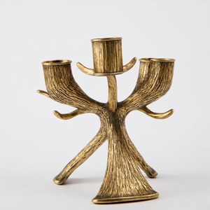 Bougeoir en corne d'aluminium élégant avec surface plaquée argent Artisan conçu pour les intérieurs décoratifs et saisonniers - Product Image 1