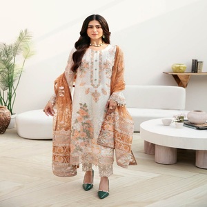 Robes panjabi pakistanaises brodées en mousseline de soie pour femmes sur des costumes trois pièces en mousseline de soie Designers pakistanais par Ramsha Vol A-8 - Product Image 5