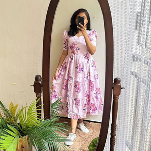 Vestido de algodón con estampado floral rosa pastel, mangas hinchadas, cintura alta, ajuste acampanado, cómodo y elegante - Product Image 1