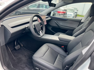 USADO 2025 Tesla Model Y Potencia-217kW (299hp) Combustible-Eléctrico Capacidad de la Batería-60kWh Eje-2 Transmisión Automática Volante a la Izquierda - Product Image 2