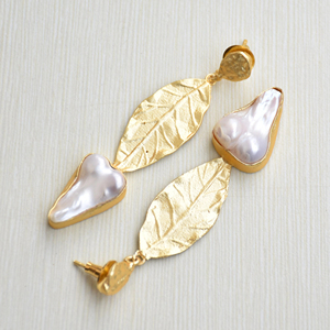 Pendientes Colgantes de Latón con Perlas de Agua Dulce, Chapados en Oro de 18K, Estilo Moderno y Elegante, Regalo de Alta Calidad para Mujer - Product Image 3