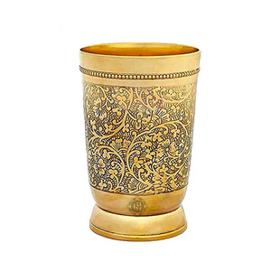 Pichet à eau en laiton pur de conception gravée à la main avec 2 verres de gobelet pour boire et servir. - Product Image 6