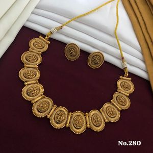 Collier en or antique de style temple serti de motifs d'éléphant et de déesse Bijoux de mariée traditionnels pour mariages et festivals - Product Image 1