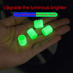 Bouchons de valve de <span class=keywords><strong>pneu</strong></span> brillent dans le couvercle de valve de poussière de roue de voiture de moto lumineuse sombre - Product Image 2