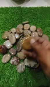 Guijarros de piedra de ónix natural y gravas redondas Multi-textura 15mm/30mm para decoraciones redondas elegantes modernas - Product Image 2