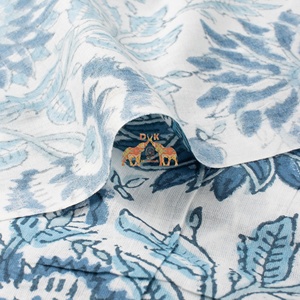 Tela de algodón suave y transpirable con estampado floral hecho a mano para ropa infantil y femenina - Product Image 5
