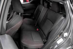 Toyota C-HR LE modèle 2019 avec boîte de vitesses automatique, intérieur en cuir foncé, caméra de recul, taille des pneus R16, conduite à gauche - Product Image 4