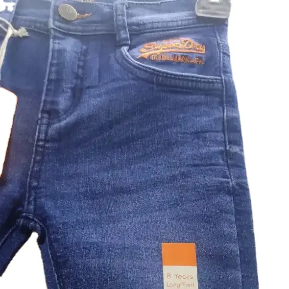 "Tiny Trendsetters: Jeans de corte para pequenas fashionistas"