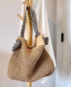 Sac fourre-tout en paille tressée, sangle en cuir végétalien, fait main - Product Image 3