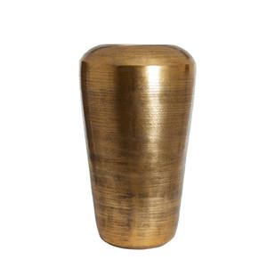 Vase en métal fait main le plus vendu au design moderne avec finition polie dorée Décoration intérieure polyvalente pour les mariages Autres occasions - Product Image 4