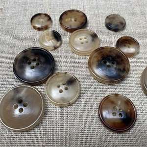 Bouton de couture en corne de bœuf écologique sculpté à la main, poli, noir, en forme d'animal - Product Image 2