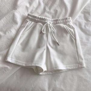 Short d'été pour femmes avec logo personnalisé en gros Short de course ample à taille élastique de couleur unie pour femmes - Product Image 4