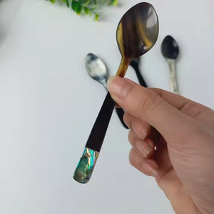 Juego de cucharas de cuerno de buena calidad con mesa con mango de madera Respetuoso con el medio ambiente por Crescent Crafts - Product Image 4