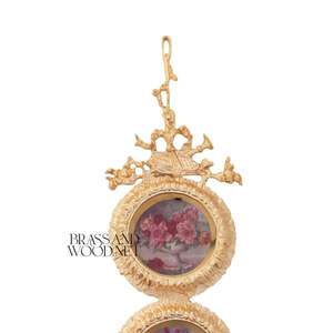 Cadre mural orné en laiton doré avec double porcelaine floral fait à la main décoration vintage design en laiton de luxe pour intérieurs - Product Image 3