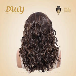 Perruque synthétique bouclée Lace Front Cocobean-DWY 13x6 à raie libre, marron avec mèches blondes - Product Image 6
