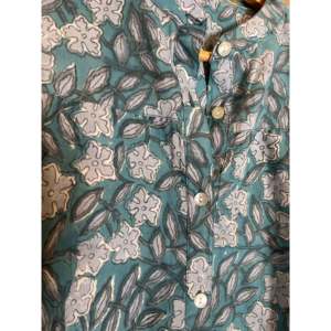 Chemisier imprimé à la main pour femme, col asymétrique, motif floral brodé, en popeline, haut long en viscose, taille XL, idéal pour les soirées - Product Image 3