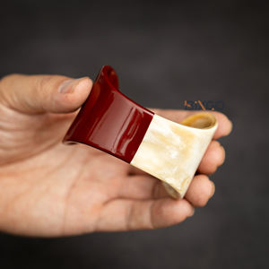 Brazaletes Artesanales Personalizados de Cuerno de Búfalo Natural, Brazalete en Forma de C, Semi-Pintado en Rojo - Product Image 1