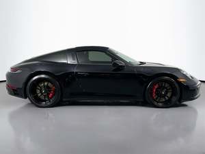 Noir brillant, occasion, 2024, pour 911 Targa 4 GTS Cabriolet AWD, jantes en alliage, sièges en cuir, système de navigation, démarrage à distance, conduite à gauche - Product Image 3