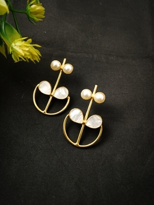 Vente en gros de boucles d'oreilles pendantes en plaqué or comprenant des boucles d'oreilles à crochet en laiton plaqué or faites à la main enveloppées dans un fil d'or 18 carats pour mariage, fête - Product Image 2