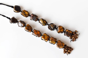 Colgante de Piedra Natural Ojo de Tigre con Borla para Decoración del Hogar y Coche, Hecho a Mano, Patrón de Color Único, Forma Irregular de Maharashtra - Product Image 3