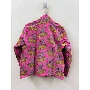 Veste réversible automne motif léopard et floral, rose fuchsia, en velours imprimé, brodée, matelassée, avec coque en cuir, logo personnalisé - Product Image 2