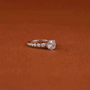 Diamante cultivado en laboratorio con anillo de diamante de corte redondo, Diamante lateral de corte redondo, anillo de compromiso cultivado en laboratorio en anillo de oro blanco sólido de 14KT - Product Image 6