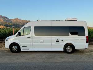 Fourgon aménagé Sprinter, camping-car, caravane |   Camping-car tout-terrain 4x4 |   Fourgonnette de camping Expedition LWB de 170 pouces |   Camping-car tout-terrain 4x4 avec panneaux solaires - Product Image 2