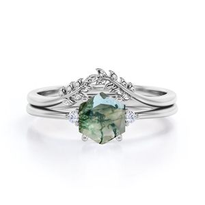 Anillo de Compromiso Personalizable de Plata de Ley 925 para Mujer, Diseño de Tres Piedras Grabadas, Ágata Musgo Hexagonal de 0.55 Quilates, Rodio - Product Image 5