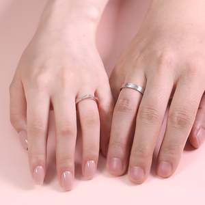 แหวนคู่เงินแท้ชุบโรเดียม Jeulia พร้อมดีไซน์แบบซ่อนเม็ดพลอย - Product Image 5