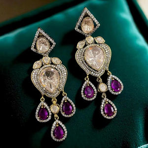 Boucles d'oreilles pendantes de style indien Polki Kundan avec pierres violettes et AD pour femme - Product Image 1