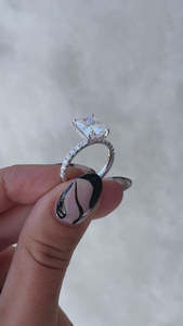 Radiant Cut Lab Diamond Bagues de fiançailles faites à la main en or pur 18 carats Bagues solitaires avec diamants accentués Fine Jewelry Wholesale - Product Image 3