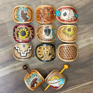 Barrette à cheveux en cuir véritable usiné peinte à la main avec bâton en bois élégant jeu de cartes vintage accessoire de chignon de cheveux désordonné personnalisé - Product Image 5