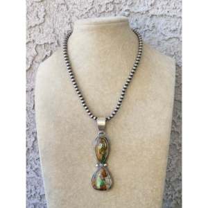 Pendentif en argent sterling fait main avec ruban, turquoise Royston, serti clos taille émeraude, style Navajo, avec numéro en or taille émeraude - Product Image 1