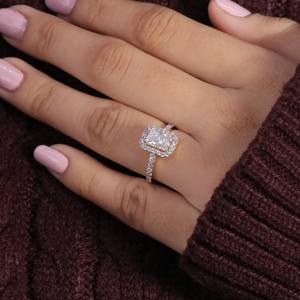 แหวนหมั้นเพชรโมอิสทรงกลมสีมรกต1.31 CT พร้อมรัศมีวงมงกุฎเปียก0.51 CT - Product Image 3