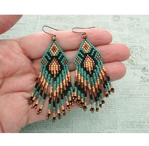 Boucles d'oreilles en perles de rocaille en verre tissées à la main avec de longs bijoux de style bohème pour femmes pour mariage et anniversaire - Product Image 6