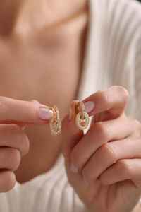 Pendientes de plata de ley 925 chapados en oro de 14 quilates con circonitas y diseño delicado para mujer, ideales para regalo. - Product Image 4