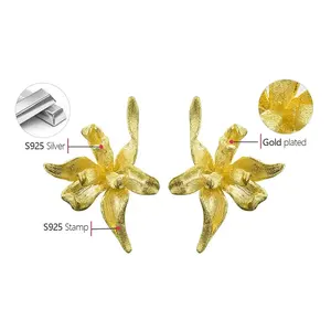 Élégantes boucles d'oreilles clous en forme de fleur d'iris plaquées or, design religieux tendance pour fêtes et cadeaux, ornées de diamants et de perles - Product Image 5