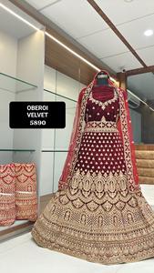 Velours exquis Lehenga Choli Golden Threadwork Détails perlés Vêtements indiens pakistanais pour les occasions festives directement en Inde - Product Image 3