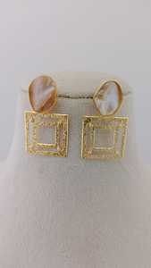 Ensemble de boucles d'oreilles en forme de perle dorée de qualité pour le travail de la pierre Conception unique de cadre carré supérieur en laiton Produit en vrac tendance - Product Image 1