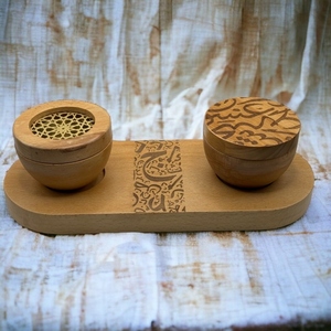 Ensemble de brûleur à encens Bakhoor en bois artisanal exquis avec un design en treillis complexe et un plateau pour l'utilisation du Ramadan - Product Image 1
