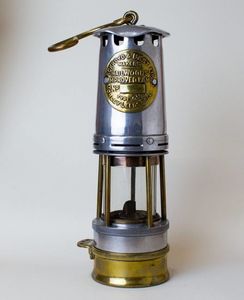 Lujosa Lámpara Minera de latón con detalles finamente elaborados y apariencia retro auténtica para mejorar cualquier espacio de estilo vintage - Product Image 4