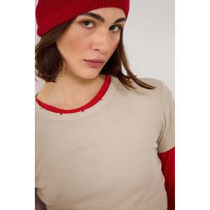เสื้อครอปท็อปผ้าคอตตอน 100% แบบริบ สำหรับผู้หญิง ปักโลโก้ด้วยหิน ทรงลำลอง ฟรีไซส์ ระบายอากาศได้ดี - Product Image 4