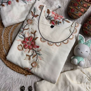 ชุดคุรตะผ้ามัสลินวิสโคสเนื้อหนา ระบายอากาศได้ดี ทรงตรง สไตล์ฤดูร้อน สำหรับผู้หญิง ลายปักแบบดั้งเดิม สวยสง่า เป็นธรรมชาติ พร้อมกางเกงและผ้าคลุมไหล่ มีหลายขนาด - Product Image 1