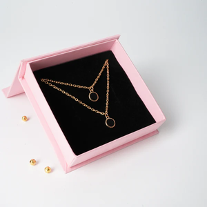 สร้อยคอโซ่ชุบทองแบบประณีตพร้อมจี้หินสีดำ - Product Image 2