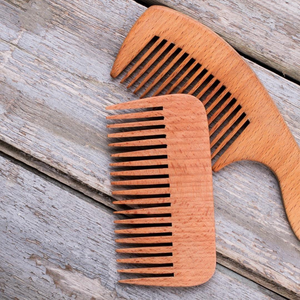 Peine de Pelo de Madera Hecho a Mano Ecológico Indio con Dientes Finos y Anchos para Salón, Viajes y Uso Diario por Saniya Handicraft - Product Image 1