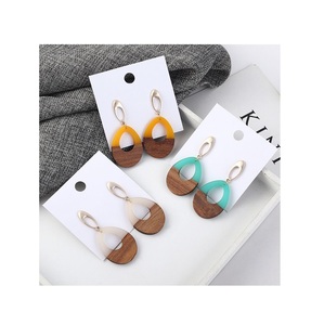 El pendiente de resina de madera más elegante a la venta, pendientes de aro de madera maciza y resina personalizables para niñas, último diseño exquisito - Product Image 1