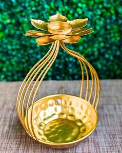 Porte-bougie décoratifs en métal élégants pour Diwali, pour ajouter une lumière douce et festive aux salons et salles à manger - Product Image 6