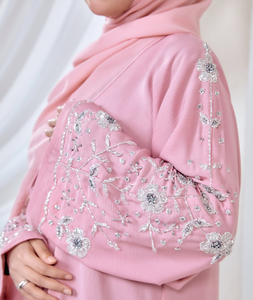Abaya rose de Dubaï avec de superbes broderies à la main en perles, idéale pour l'Aïd 2026, le Ramadan et l'Omra - Product Image 3