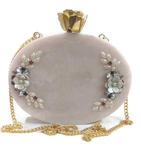 Pochette élégante en résine avec un look luxueux pour les soirées et les événements féminins à prix avantageux, pochette multifonction en résine. - Product Image 5